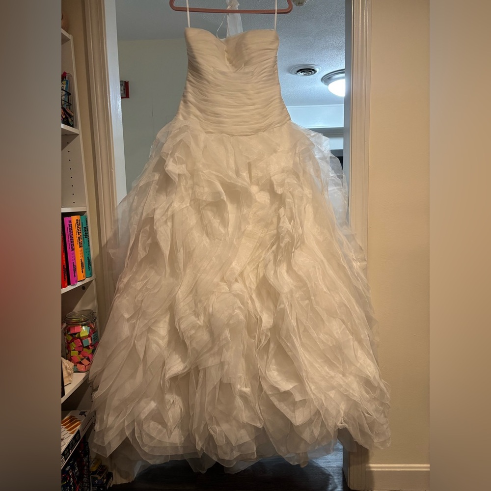 UNWORN/UNALTERED Pronovias Size 10 Wedding Dress